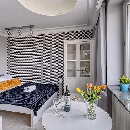 Little شقة وارسو