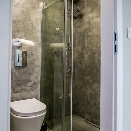 Little شقة وارسو